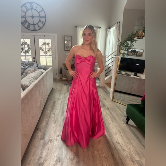 Jessica McClintock Dresses & Skirts - Jessica McClintock Pink Prom Dress
Tag says 9 but fits like 6